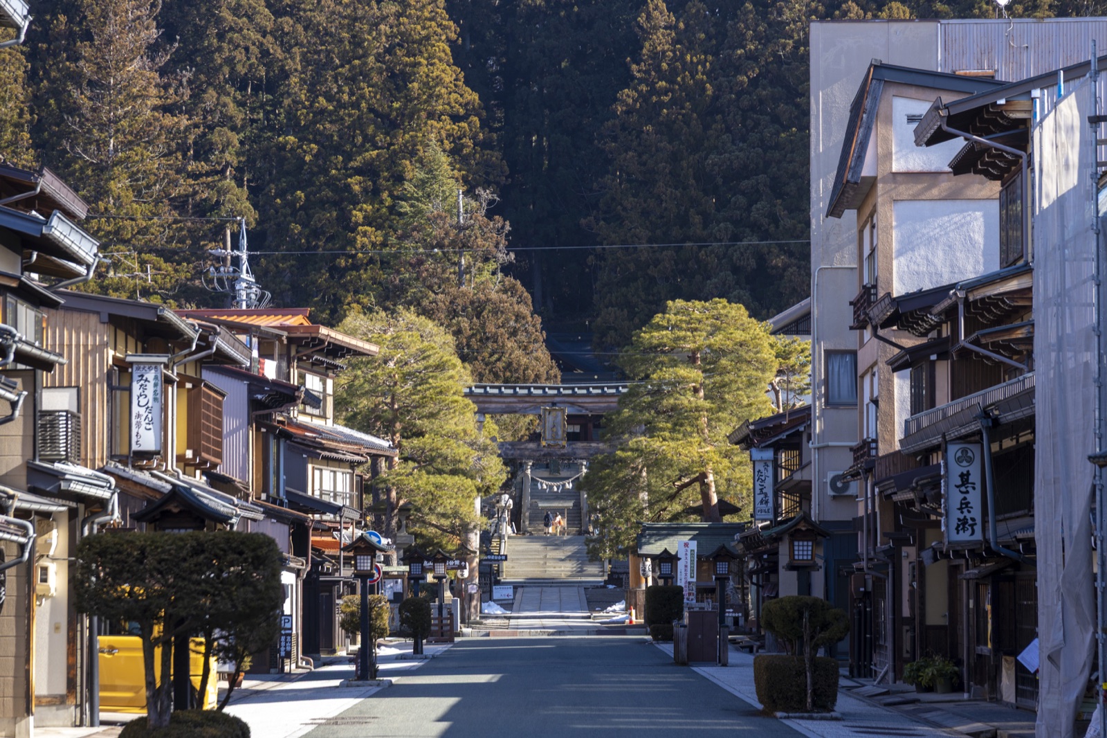 町並みの奥に見える櫻山八幡宮