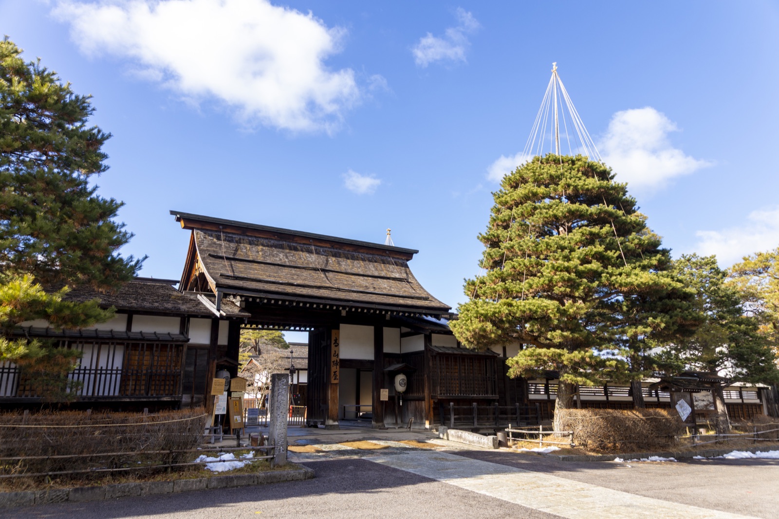 高山陣屋の表門